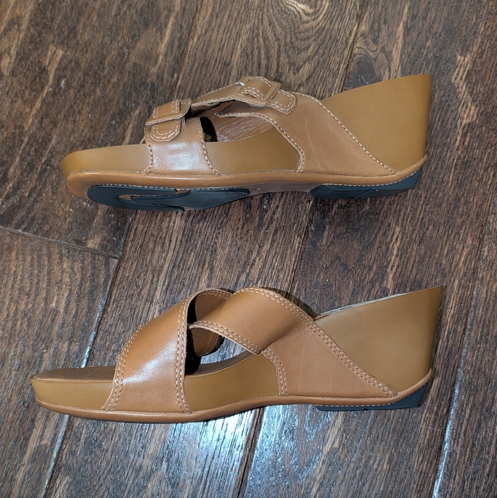 NWOB Via Spiga Wedge Sandals Criss Cross Buckle Detail Camel Tan - Picture 4 of 9